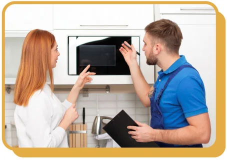 conserto-de-microondas-domicilio técnico consertando um microondas em domicílio