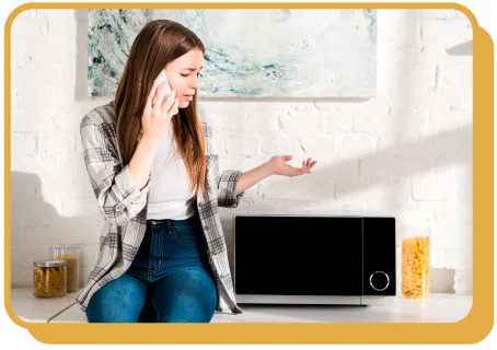 conserto-microondas-perto-de-mim microondas estragado e mulher no telefone